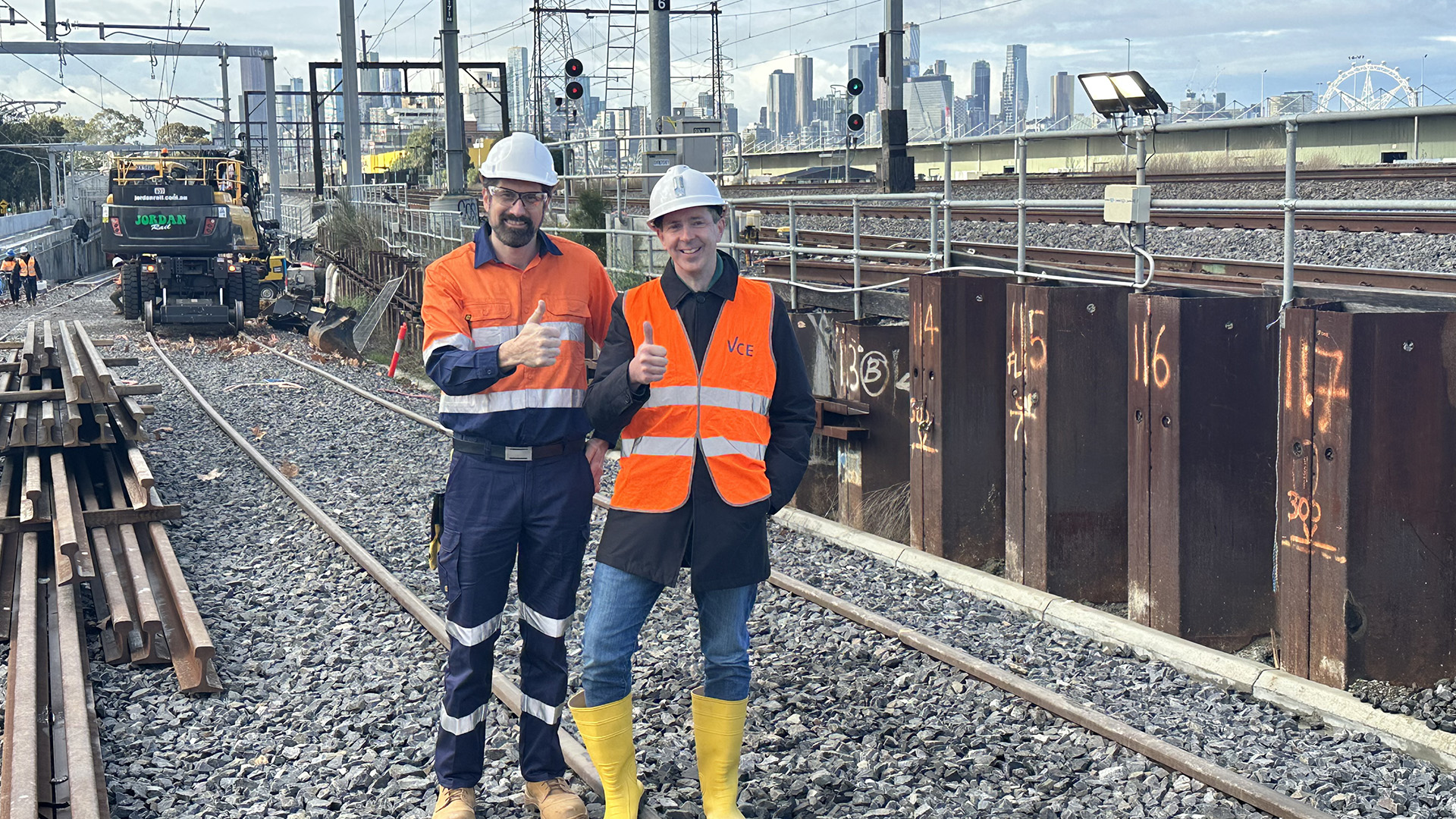 Metro Melbourne, Baustellenbesuch von Rob Bien (Vossloh) und Dietmar Bobacz (VCE) im Juni 2023, außerhalb des Tunnels im Bereich des Schotteroberbaus